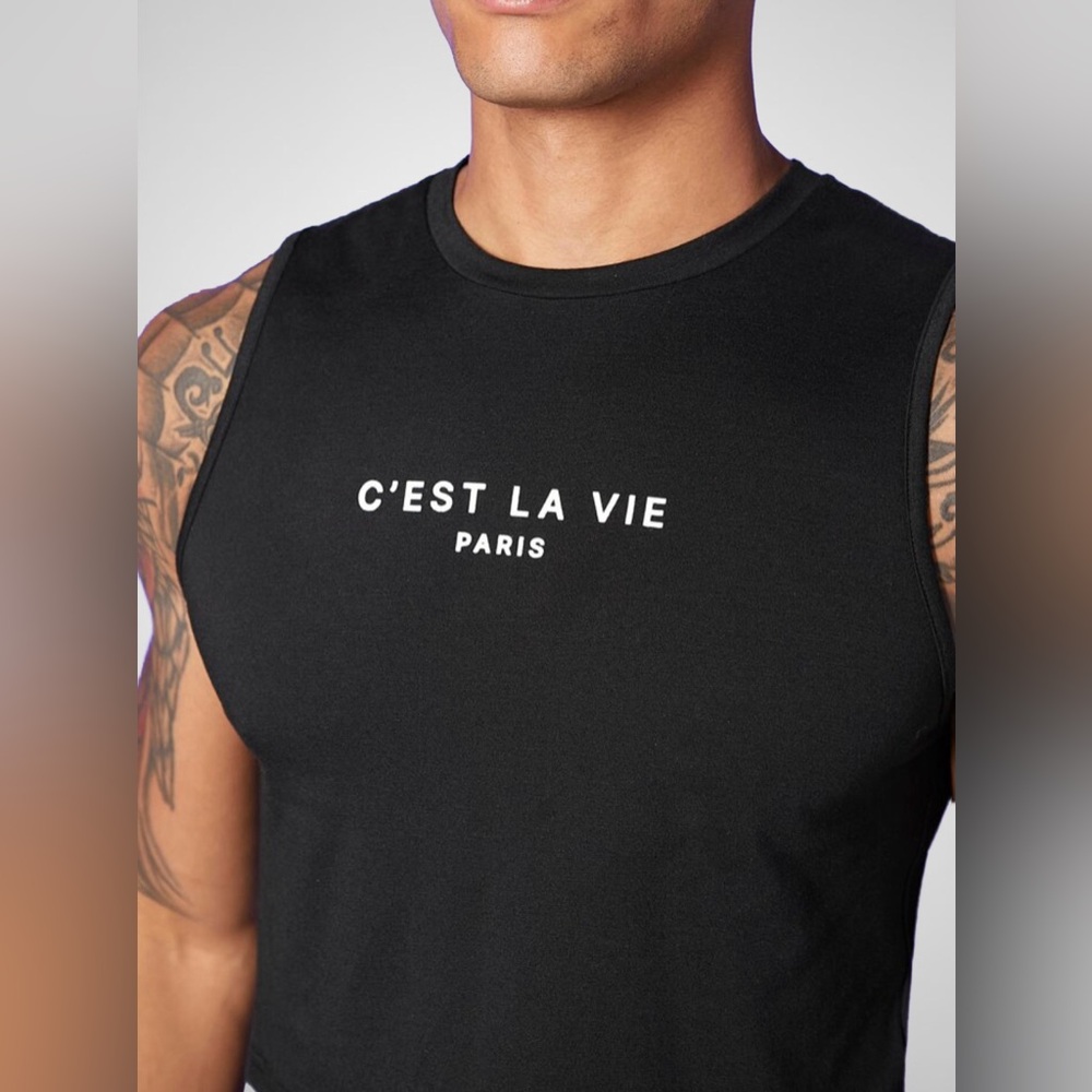 NWOT Unisex ‘C’est la Vie’ crop top, size medium